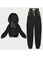 Černý žebrovaný teplákový komplet s ozdobnými stahovacími lemy (AMG-345A) Černý žebrovaný teplákový komplet s ozdobnými stahovacími lemy (AMG-345A)