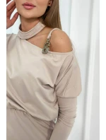 Šaty s ozdobou na rameni béžové barvy Šaty s ozdobou na rameni béžové barvy