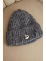 Dámská zimní čepice z nadýchané pleteniny a s elegantním knoflíkem tmavě šedá