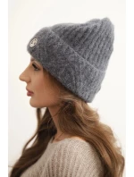 Dámská zimní čepice z nadýchané pleteniny a s elegantním knoflíkem tmavě šedá
