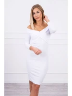 Přiléhavé šaty s výstřihem do V bílé