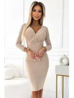 387-6 Přiléhavé šaty s obálkovým výstřihem a dlouhými rukávy - béžové