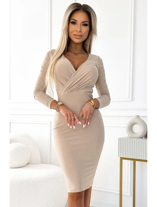 387-6 Přiléhavé šaty s obálkovým výstřihem a dlouhými rukávy - béžové