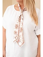 Dámská viskózová halenka Plus Size s krátkým rukávem a ozdobným šátkem bílá