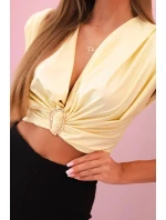 Dámská halenka s hlubokým výstřihem a ozdobným detailem žlutý