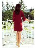 Dámské šaty v bordó barvě s krajkou na rukávech model 6318810 Dámské šaty v bordó barvě s krajkou na rukávech model 6318810