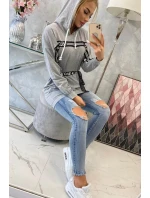 Šaty zdobené stuhou s nápisem šedá Šaty zdobené stuhou s nápisem šedá