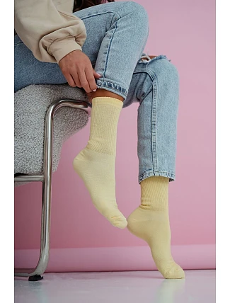 Dámské pruhované pastelové žluté ponožky Dámské pruhované pastelové žluté ponožky