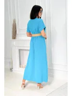 Dlouhé šaty s ozdobným páskem tyrkys