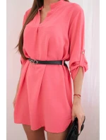 Šaty s delším zadním dílem a páskem malinová