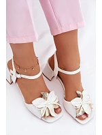 Dámské sandály na podpatku s ozdobným květem Vinceza 20283 bílé