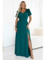 653-1 Elegantní dlouhé šaty s růží, páskem a vysokým rozparkem - lahvově zelené