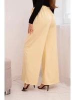 Dámské elegantní kalhoty s širokou nohavicí a ozdobným květem žluté