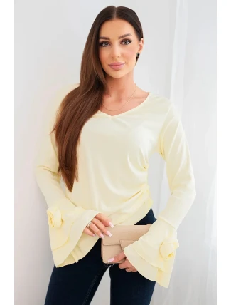 Ženská pruhovaná blůza s V výstřihem a volány na rukávech žlutá