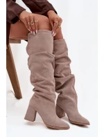 Zmačkané kozačky z přírodního semiše na sloupku zateplené Zazoo 4228 béžové Zmačkané kozačky z přírodního semiše na sloupku zateplené Zazoo 4228 béžové