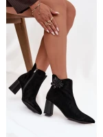 Semišové dámské boty na sloupkovém podpatku s ozdobou D&A – černé