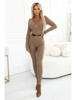 619-1 Pohodlný a elegantní žebrovaný dámský overal s výstřihem - moka pěna 619-1 Pohodlný a elegantní žebrovaný dámský overal s výstřihem - moka pěna