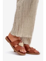 Dámské sandály na plochém podpatku se zlatou ozdobou Karinma