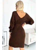 507-3 Ažurové svetrové šaty s výstřihem a vázáním - CHOCOLATE