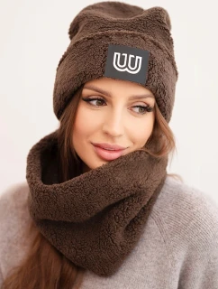Dámský polarový komplet čepice a nákrčník s ozdobnou nášivkou hnědý