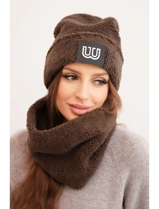 Dámský polarový komplet čepice a nákrčník s ozdobnou nášivkou hnědý