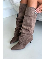 Zvrásněné kozačky s kitten heel na klínu z semiše v khaki barvě Lowen Zvrásněné kozačky s kitten heel na klínu z semiše v khaki barvě Lowen