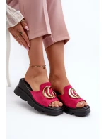 Dámské Sandály Z Eko Semiše Na Klínu A Platformě Se Zlatou Dekorací Vinceza 58295 Fuchsie Dámské Sandály Z Eko Semiše Na Klínu A Platformě Se Zlatou Dekorací Vinceza 58295 Fuchsie
