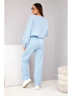 Dámský komplet máslový svetr s broží a kalhoty s rovnou nohavicí modrý