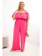 Dámský overal plus size s odhalenými rameny, volánem a širokými nohavicemi růžový Dámský overal plus size s odhalenými rameny, volánem a širokými nohavicemi růžový