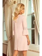 Dámské šaty v pastelově růžové barvě s krajkou na rukávech model 5917659 Dámské šaty v pastelově růžové barvě s krajkou na rukávech model 5917659