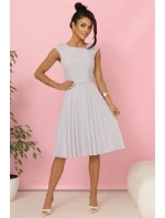 311-20 LILA Plisované šaty s krátkými rukávy a páskem - ŠEDÉ