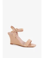 Dámské lakované sandály na klínku Nude Vliraya