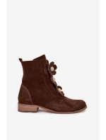 Semišové dámské kotníkové boty s ozdobnými květinami Zazoo 3085 hnědé