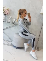 Šedá pruhovaná sportovní souprava