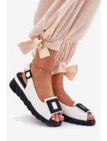 Kožené dámské sandály na klínu s ozdobou Artiker 56C2157 bílé Kožené dámské sandály na klínu s ozdobou Artiker 56C2157 bílé