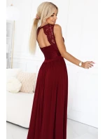 211-8 Dlouhé šaty LEA s krajkovým výstřihem a rozparkem na nohou - bordó