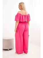 Dámský overal plus size s odhalenými rameny, volánem a širokými nohavicemi růžový Dámský overal plus size s odhalenými rameny, volánem a širokými nohavicemi růžový