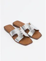 Trendy stříbrné nazouváky dámské na plochém podpatku Trendy stříbrné nazouváky dámské na plochém podpatku