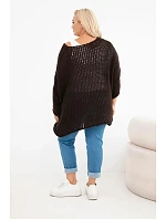 Dámský svetr dírkovaný oversize s výstřihem do V a delším zadním hnědý