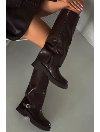 Zateplené kozačky s ohrnutým svrškem a přezkou čokoládové Fiorae