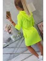 Šaty s kapucí a kapsami žluté neonové barvy Šaty s kapucí a kapsami žluté neonové barvy