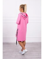 Světle růžové šaty s kapucí a potiskem