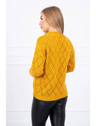 Svetr s polovičním rolákem a diamantovým vzorem hořčicové barvy