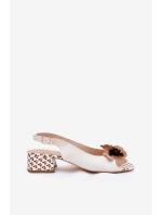 Kožené dámské sandály na klínku s ozdobným květem Laura Messi 2973 bílé Kožené dámské sandály na klínku s ozdobným květem Laura Messi 2973 bílé