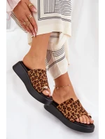 Dámské sandály na platformě a nízkém klínku s ozdobným detailem imitace leopardí kůže hnědé Saqesse