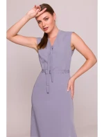S410 Šaty áčkového střihu s vázáním a výstřihem do V - holubičí šeď