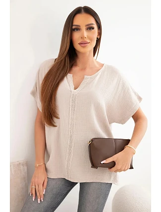 Dámská bavlněná mušelínová oversize halenka s výstřihem do V a krajkou béžová Dámská bavlněná mušelínová oversize halenka s výstřihem do V a krajkou béžová