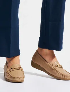 Praktické hnědé dámské mokasíny na klínku