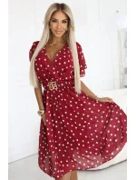 604-1 Smyslné bílé hráškové šaty s obálkovým výstřihem a ozdobným páskem - vínové