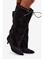 Černé kozačky s kitten heel z semiše s ozdobným šněrováním Juletta Černé kozačky s kitten heel z semiše s ozdobným šněrováním Juletta